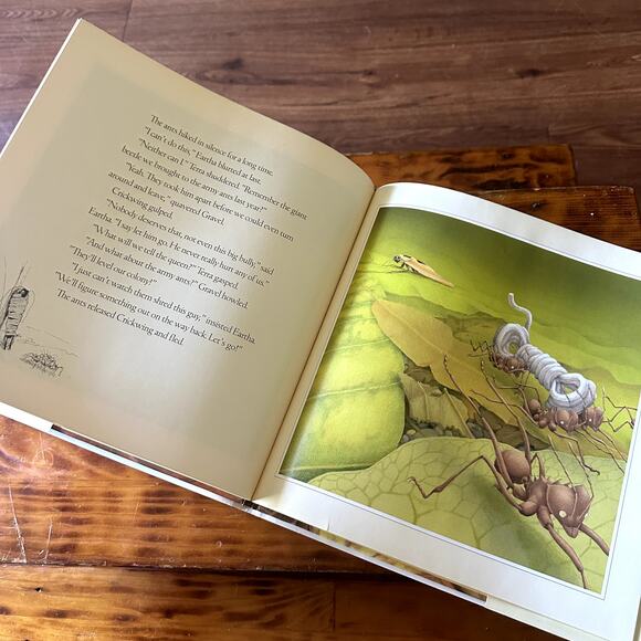 Vintage 2000 Crickwing Paperback Book - Picture 4 of 8